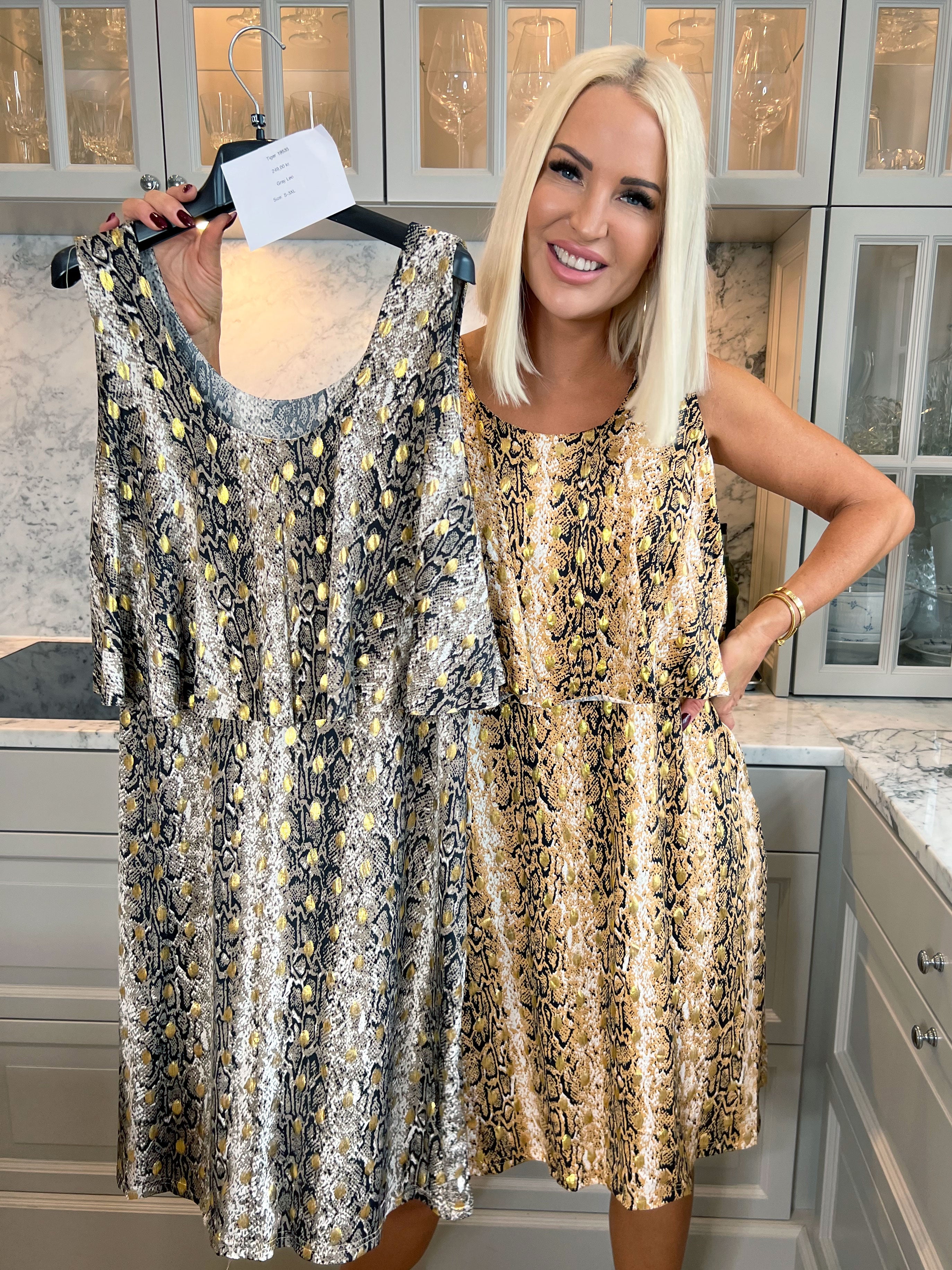 Tiger - Sød kjole i slangeprint med guld detaljer